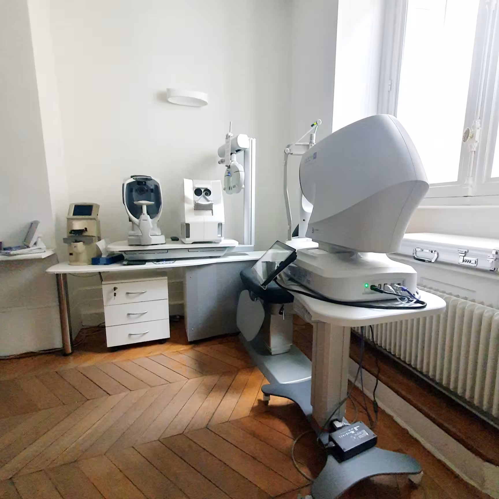 Examen orthoptique avec équipement spécialisé
